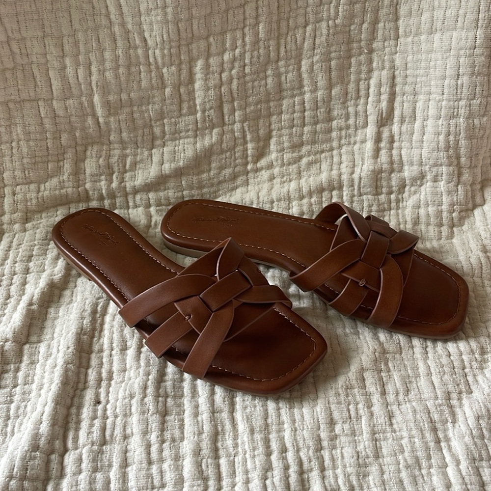 Universal Thread Sandals